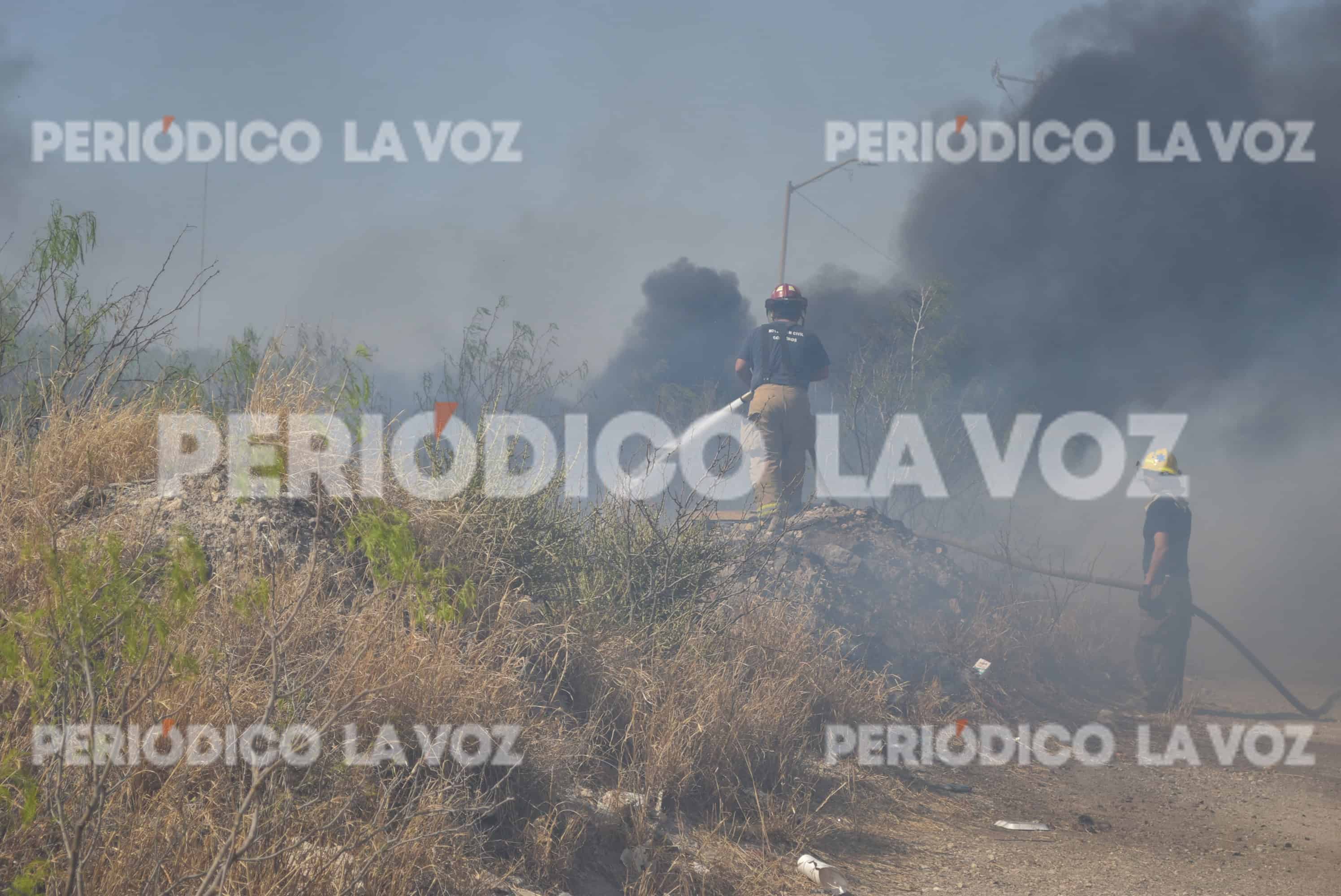 El incendio movilizó a los Bomberos, quienes trabajaron por horas para sofocar las llamas.