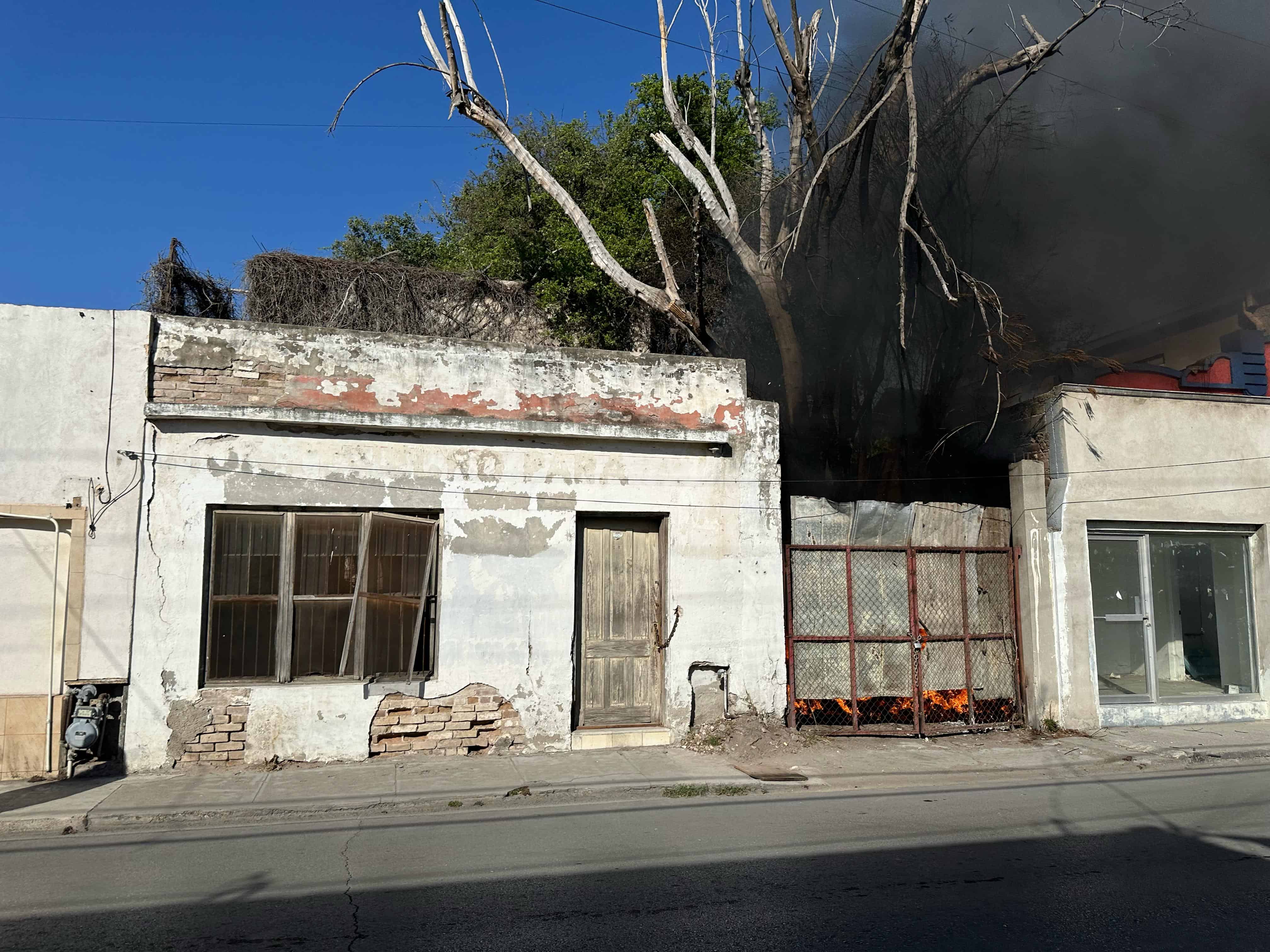 Causan incendio en vivienda abandonada en la zona centro