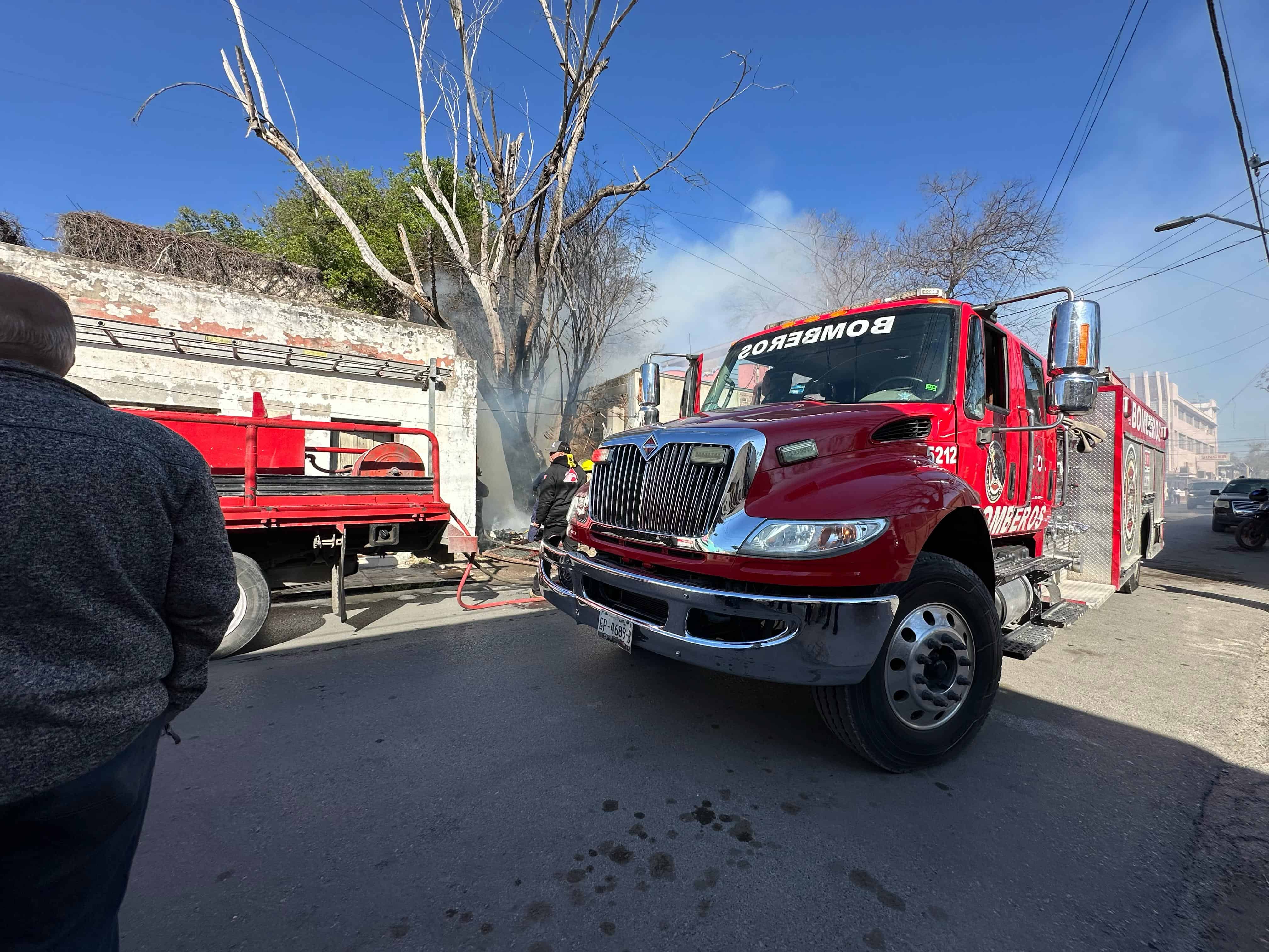 Causan incendio en vivienda abandonada en la zona centro