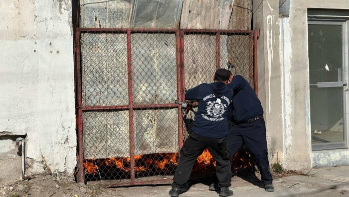 Causan incendio en vivienda abandonada en la zona centro