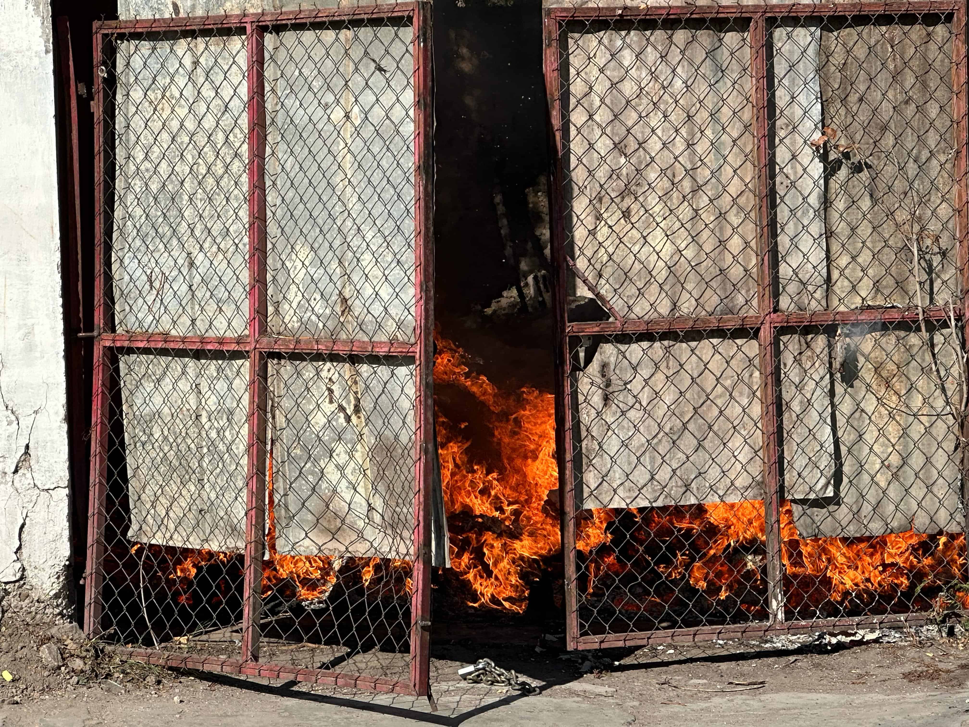 Causan incendio en vivienda abandonada en la zona centro