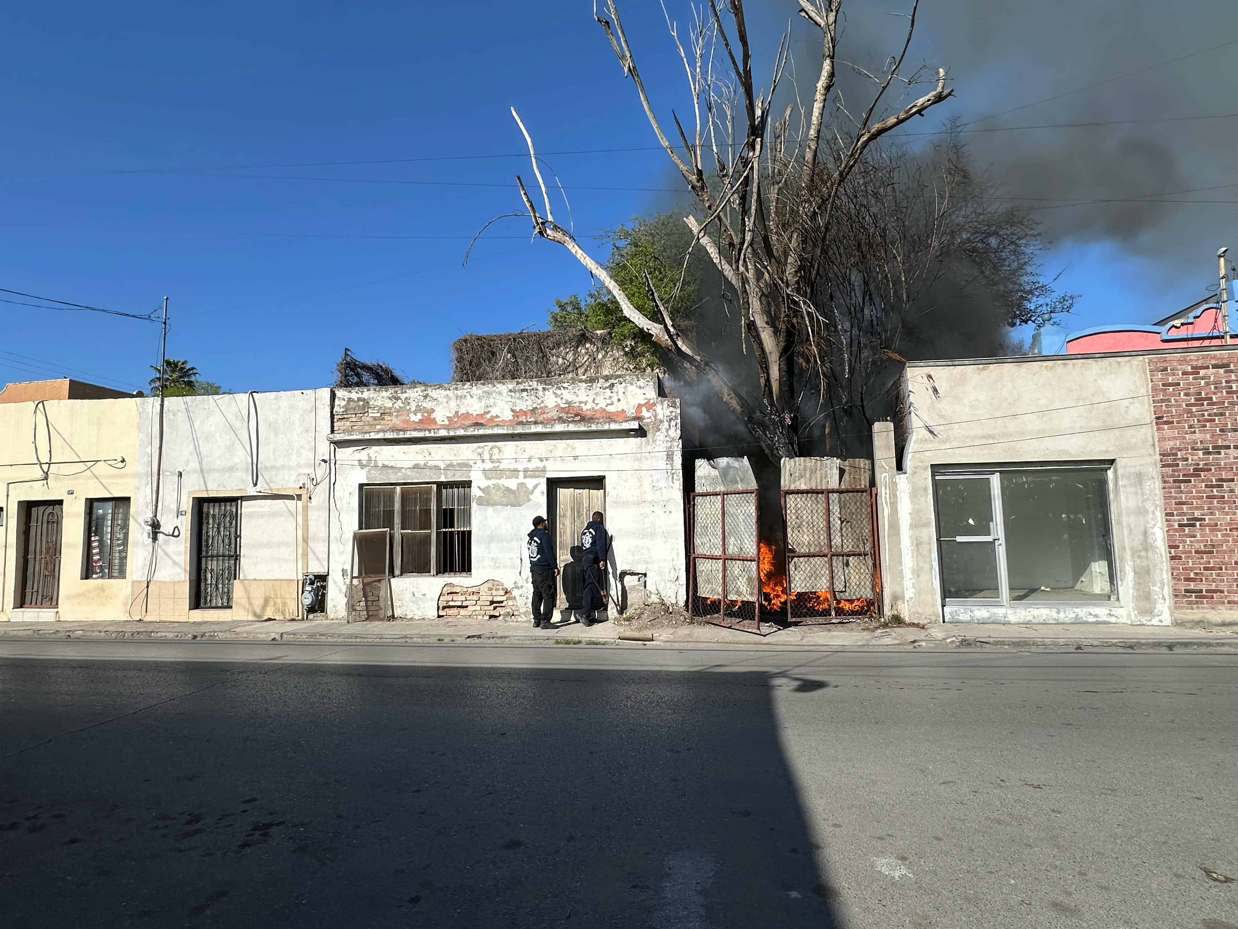 Causan incendio en vivienda abandonada en la zona centro