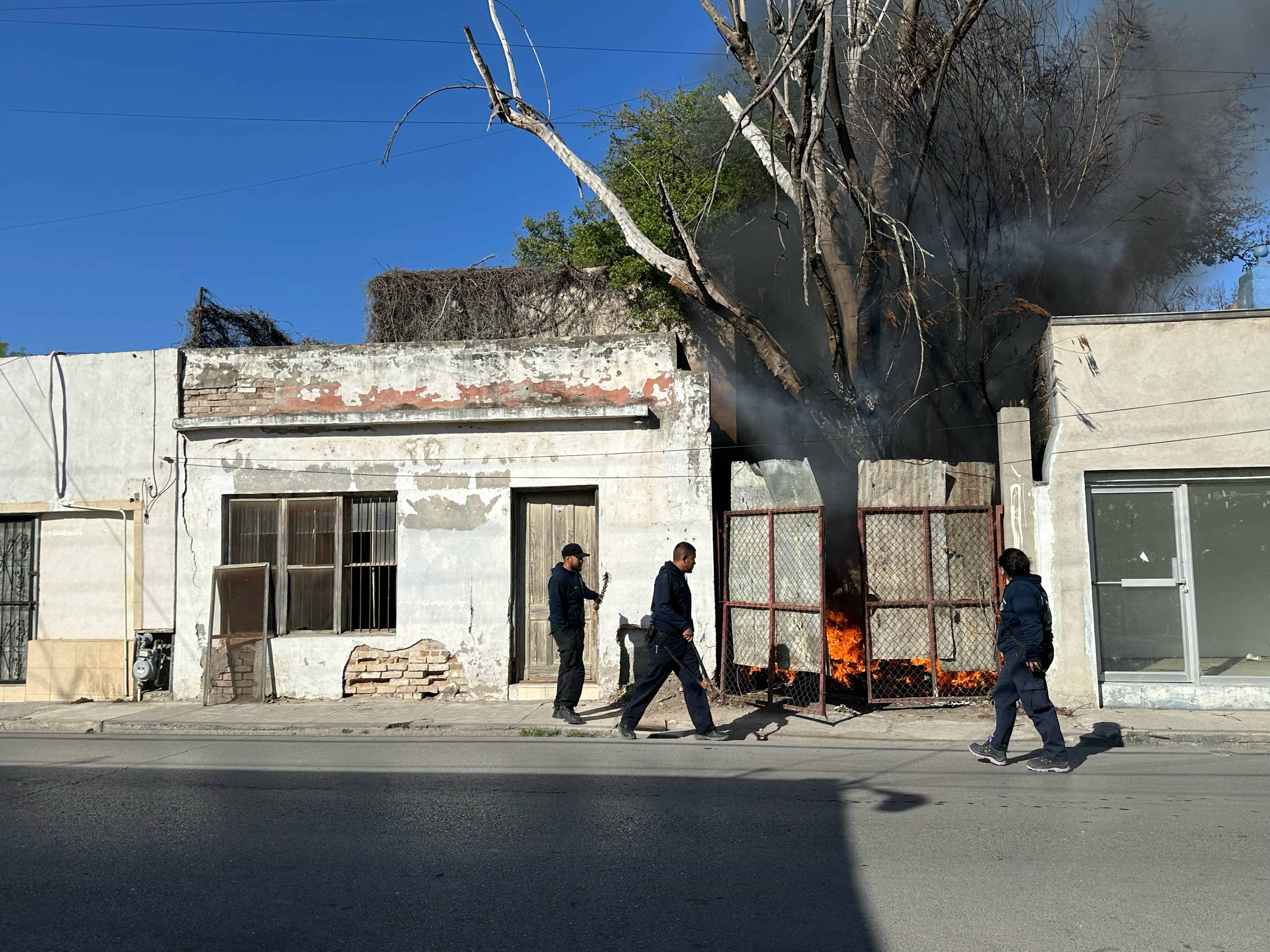 Causan incendio en vivienda abandonada en la zona centro