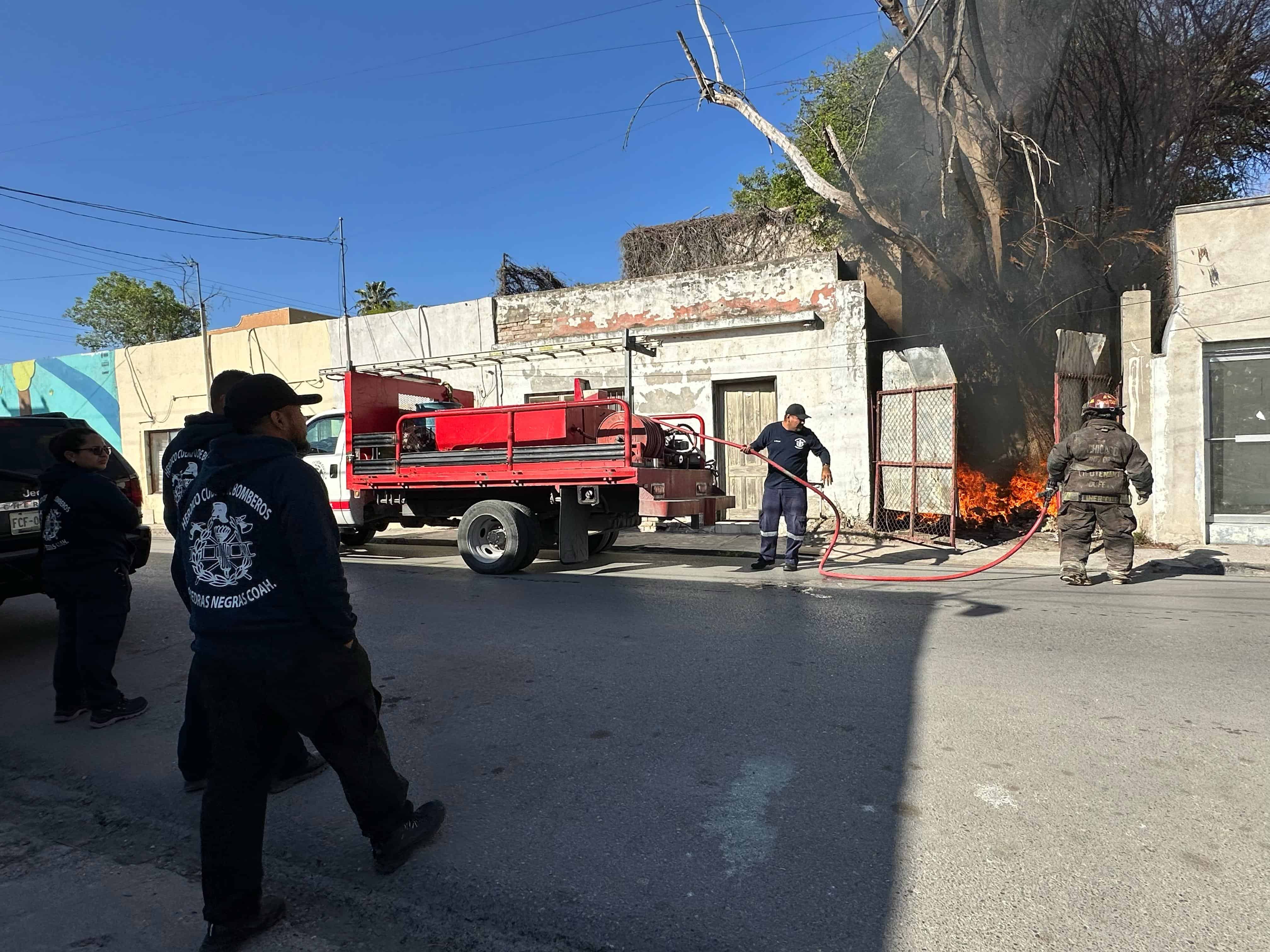 Causan incendio en vivienda abandonada en la zona centro