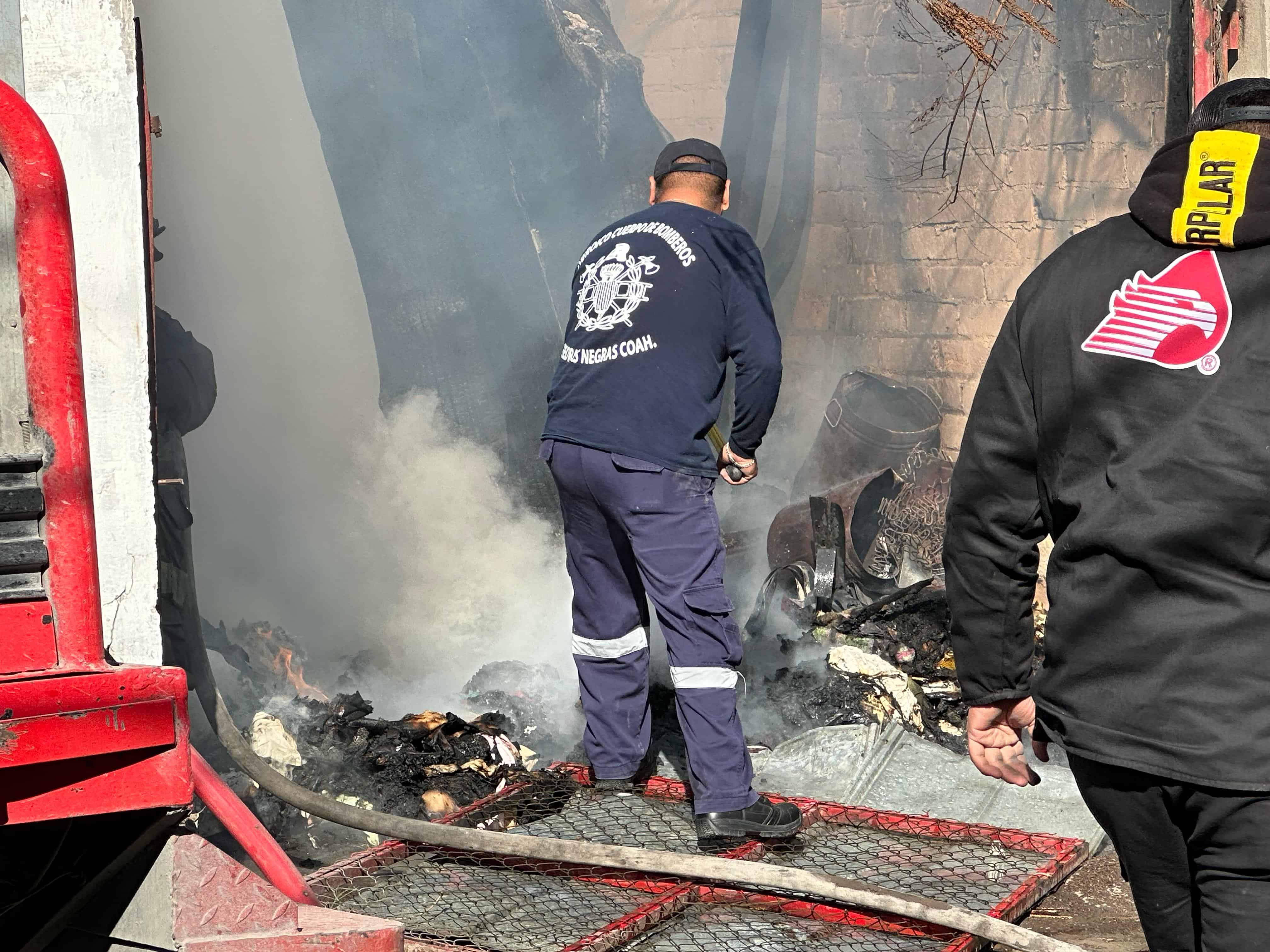 Causan incendio en vivienda abandonada en la zona centro