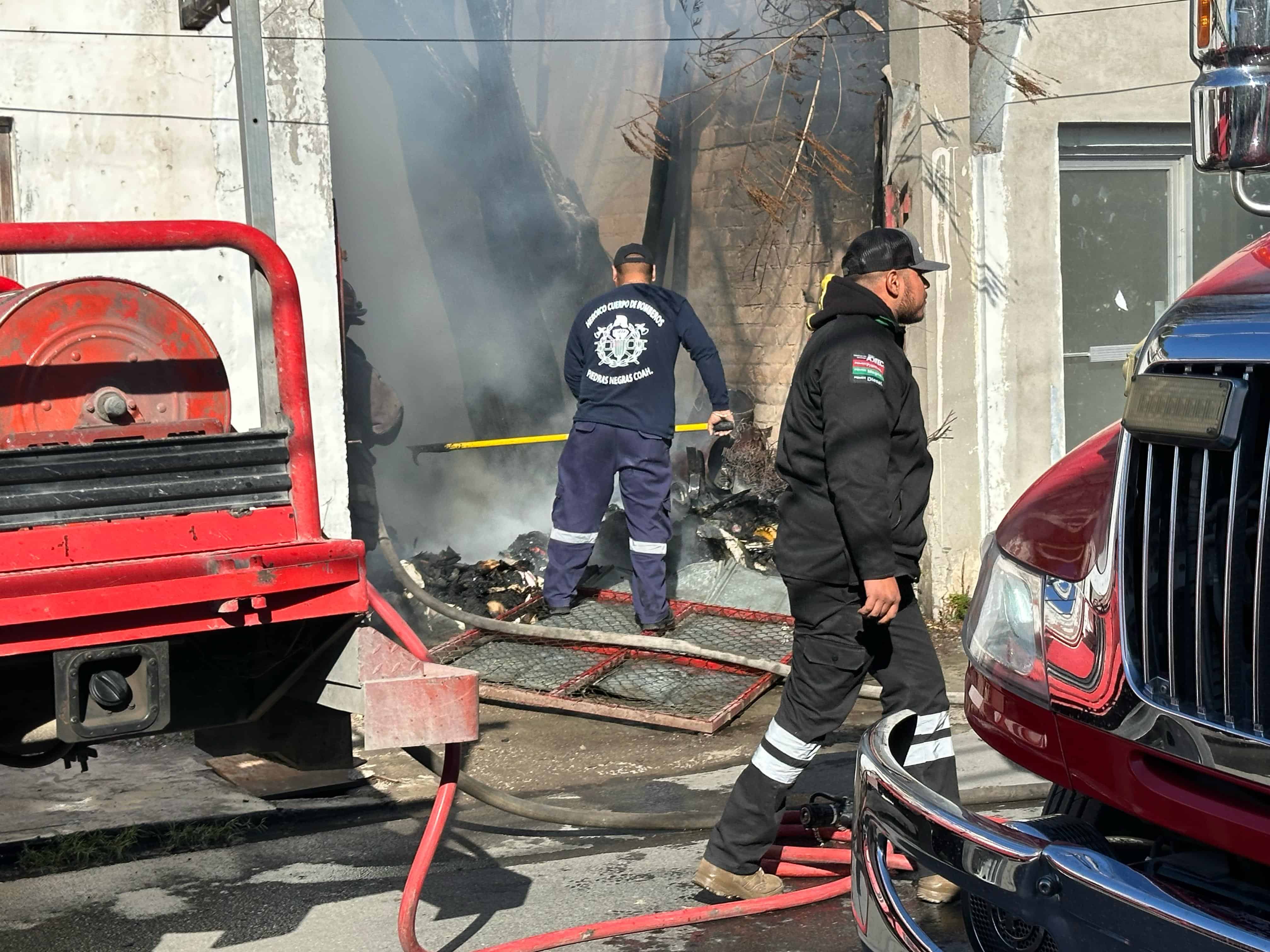 Causan incendio en vivienda abandonada en la zona centro