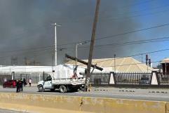 Choca contra poste y provoca incendio