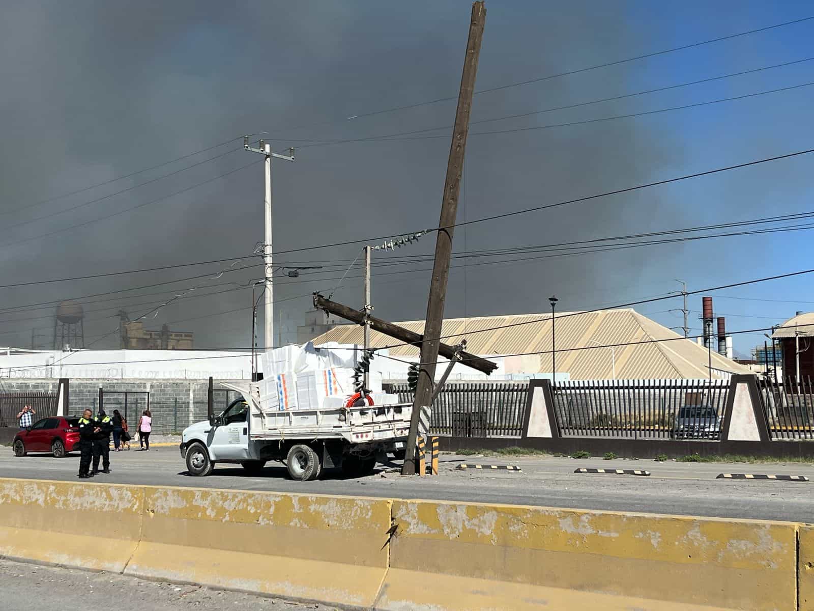 El incendio se suscitó luego de que un conductor derribará un poste, causando un corto circuito.