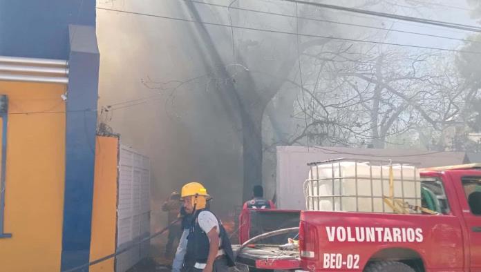 Incendio a punto de arrasar con negocios