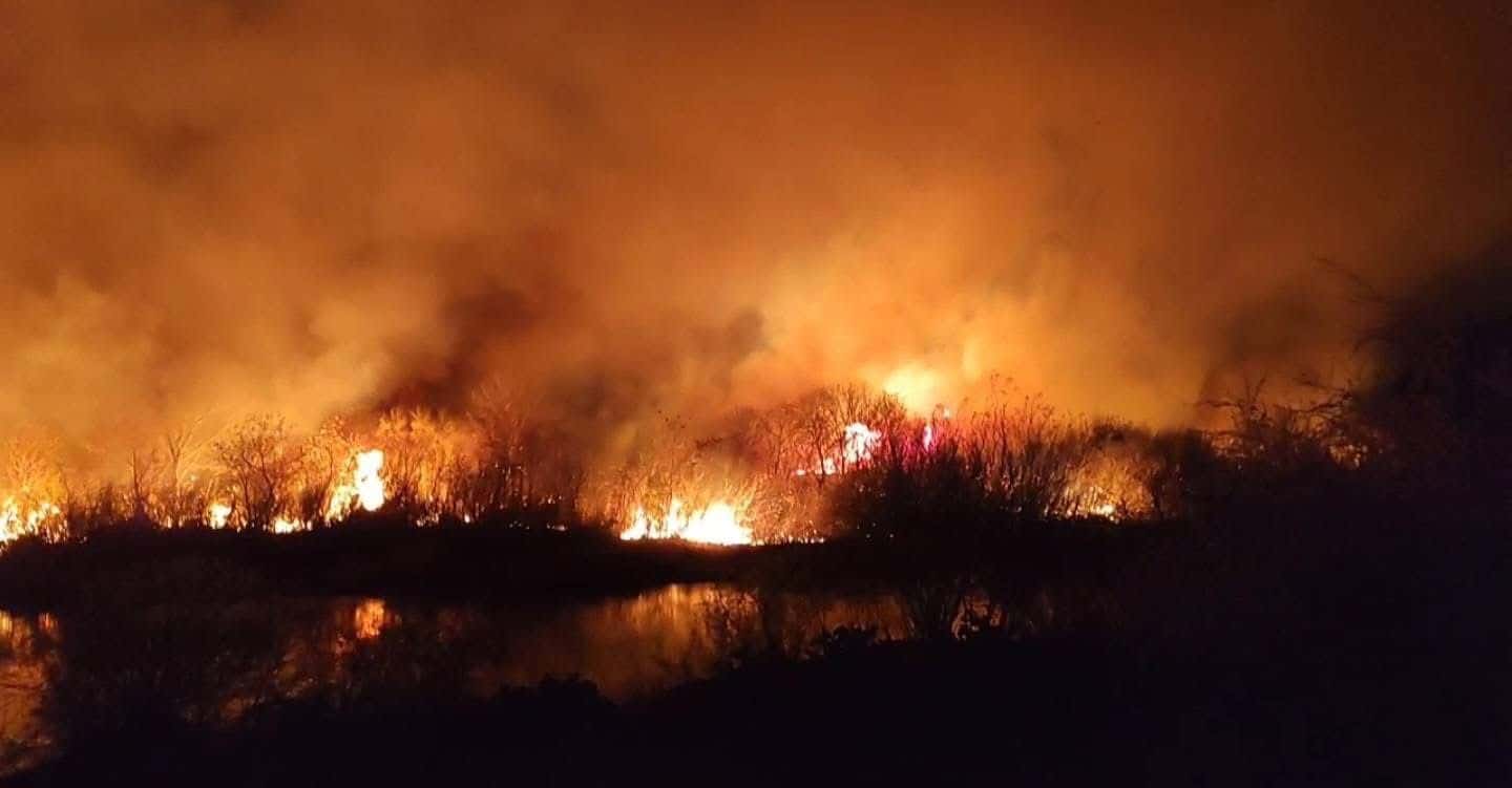 Incendio en las orillas del Río Bravo genera emergencia en Ciudad Acuña