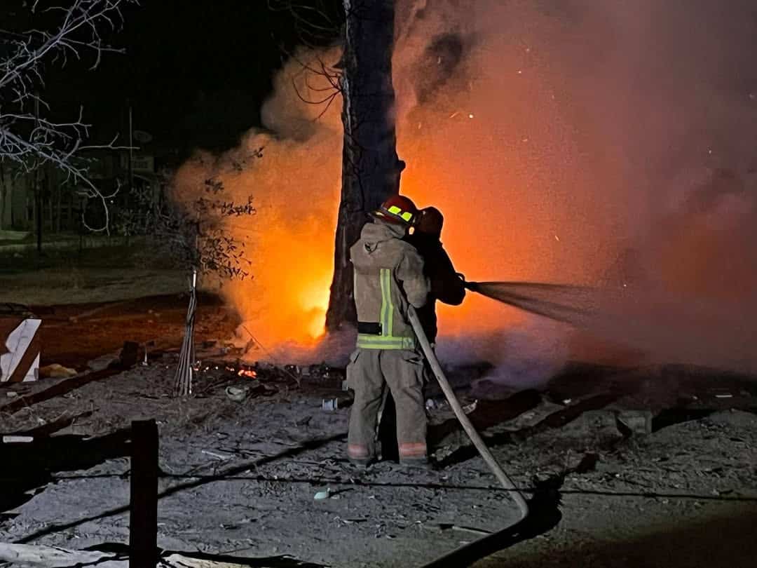 Atienden incendio de árbol seco en Allende