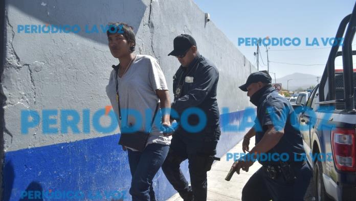 Siembra mujer pánico con pistola... de juguete