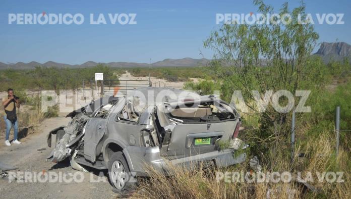 Muere carrero en volcadura