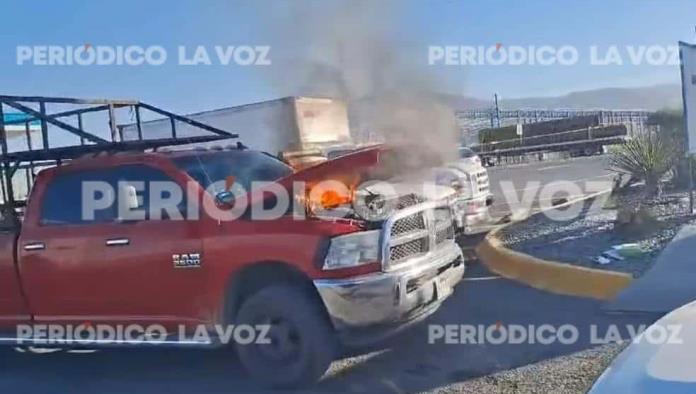 Arde camioneta frente a gasolinera