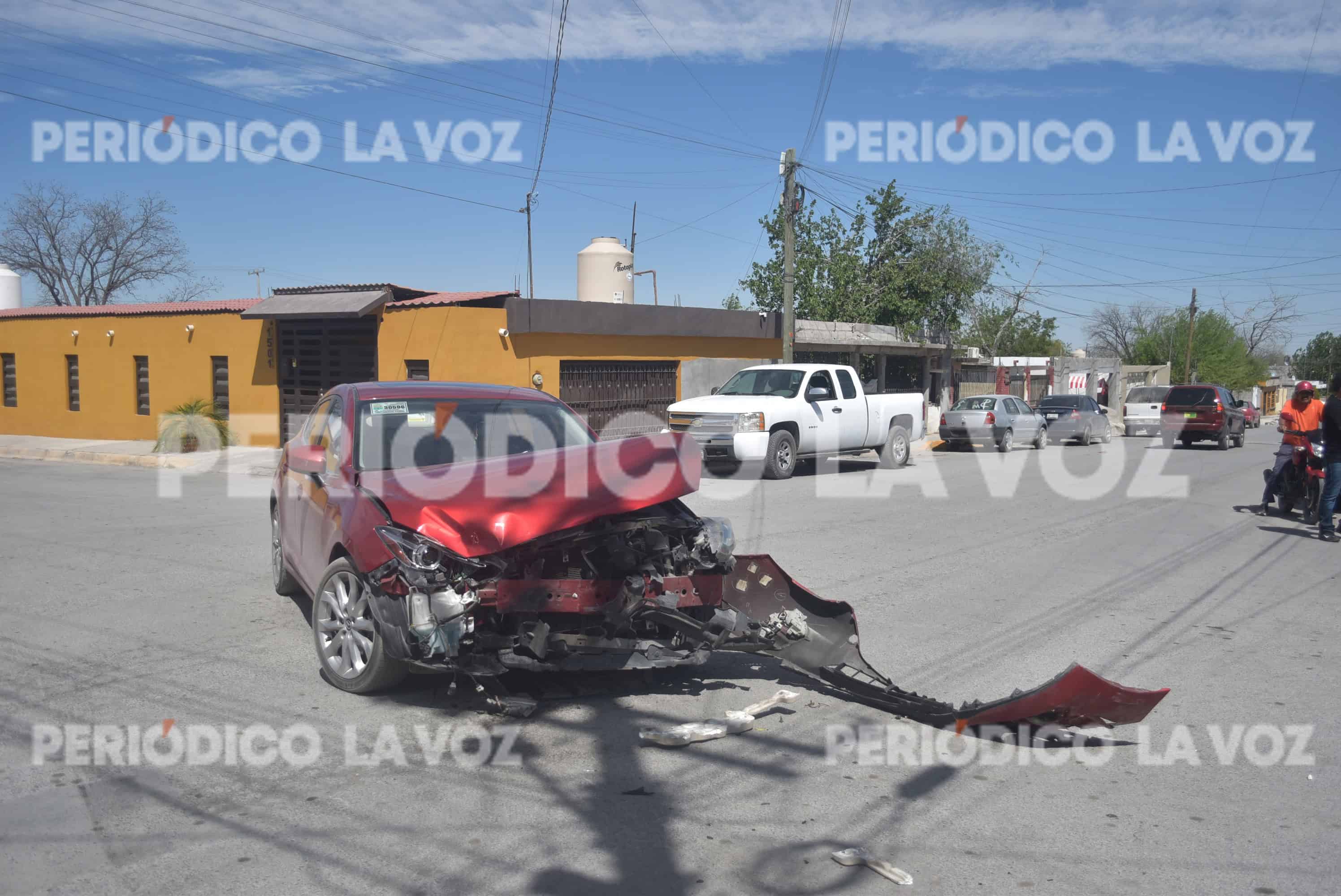 Los vehículos involucrados en el accidente con severos daños tras la colisión.