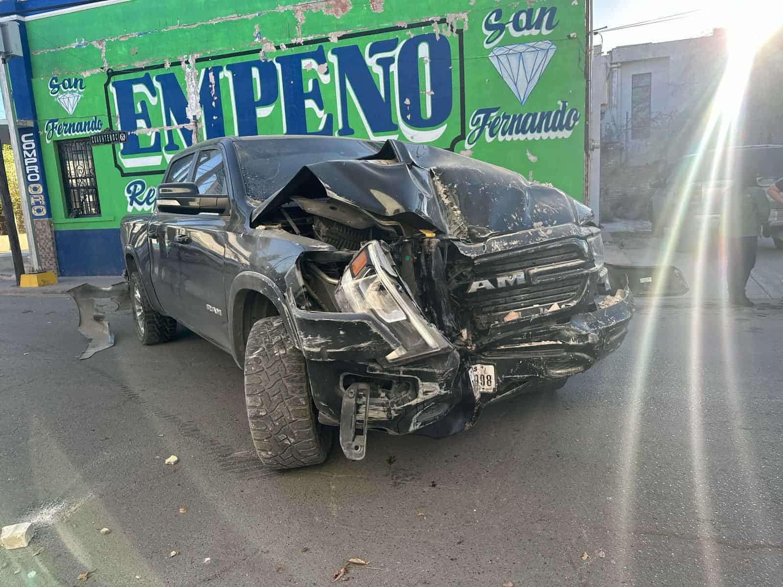 Se estrella camioneta contra casa tras choque en la zona centro