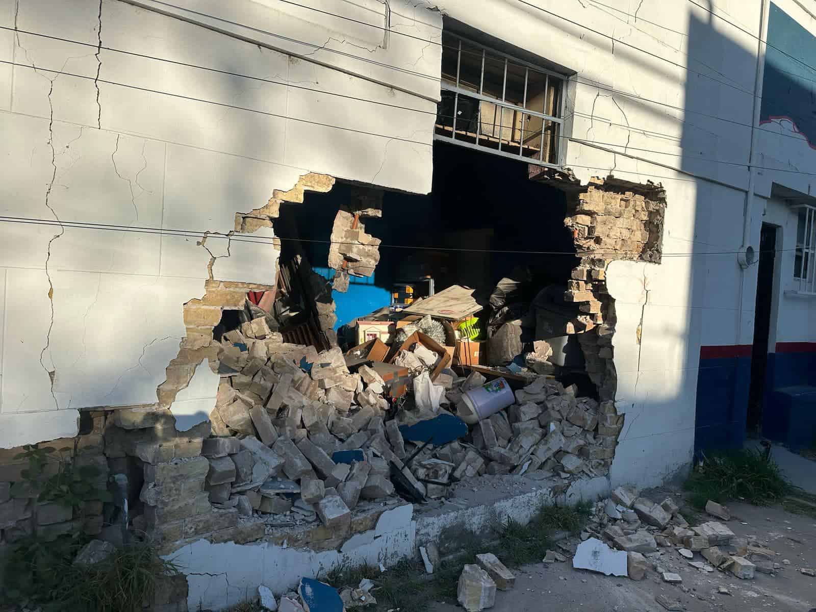 Se estrella camioneta contra casa tras choque en la zona centro