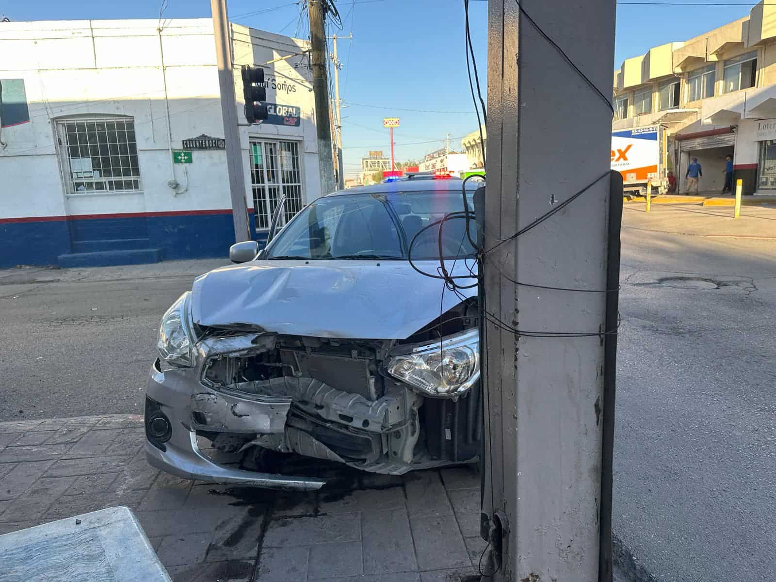 Se estrella camioneta contra casa tras choque en la zona centro