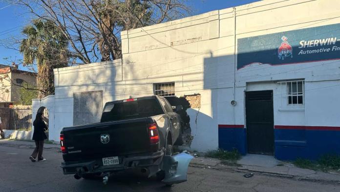 Se estrella camioneta contra casa tras choque en la zona centro