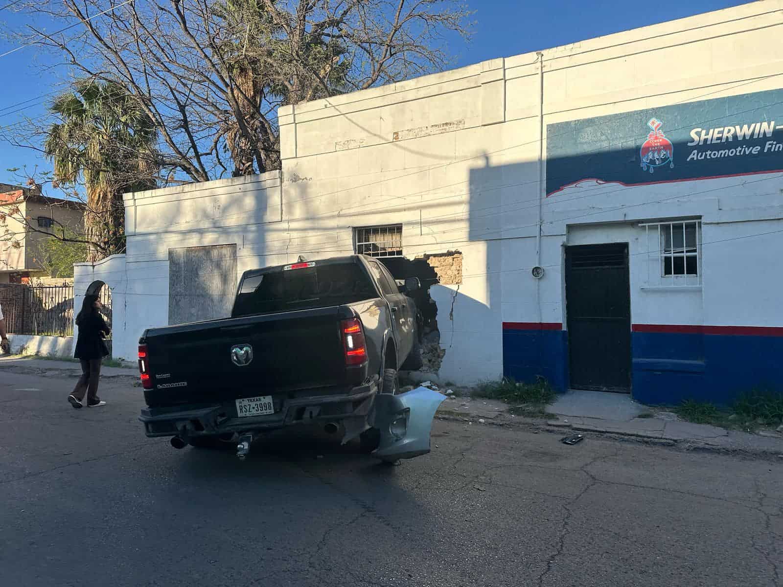 Se estrella camioneta contra casa tras choque en la zona centro