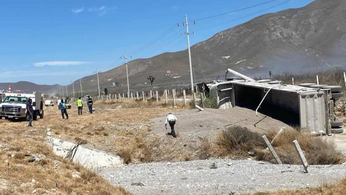 Vuelca tráiler y se incendia