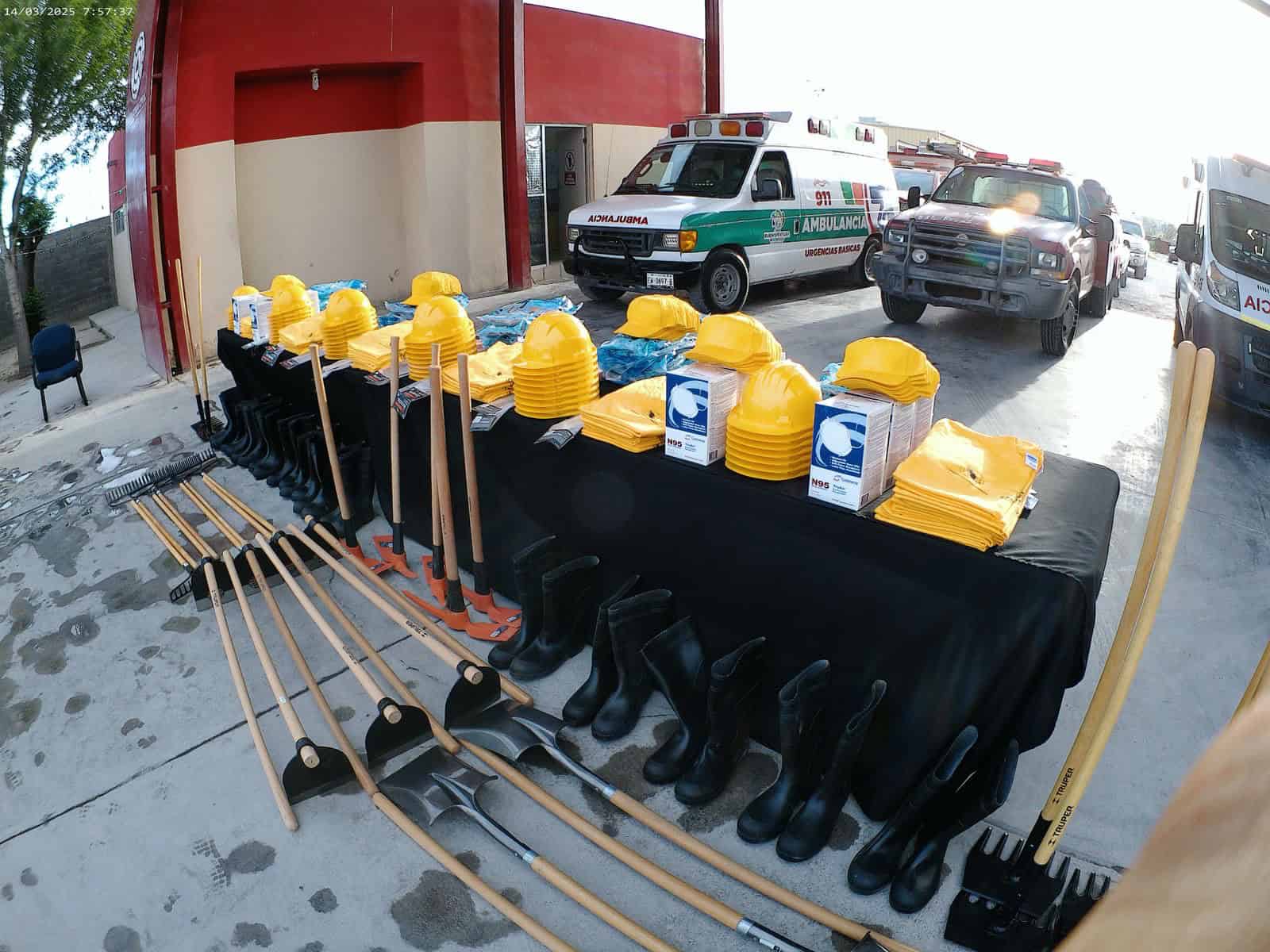 Entrega San Buena equipo a brigadistas