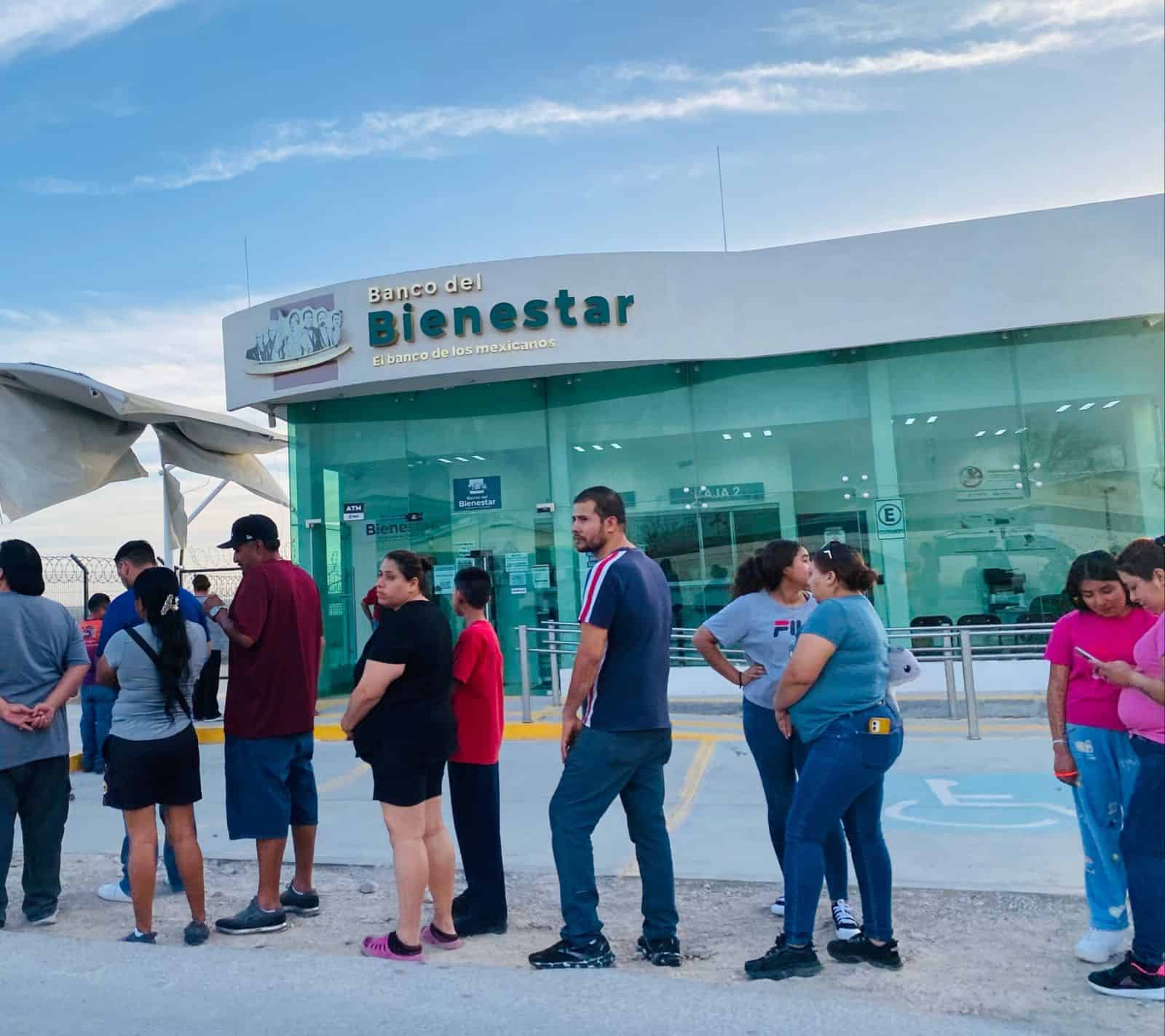 Entrega de becas federales en Acuña enfrenta obstáculos por largas filas