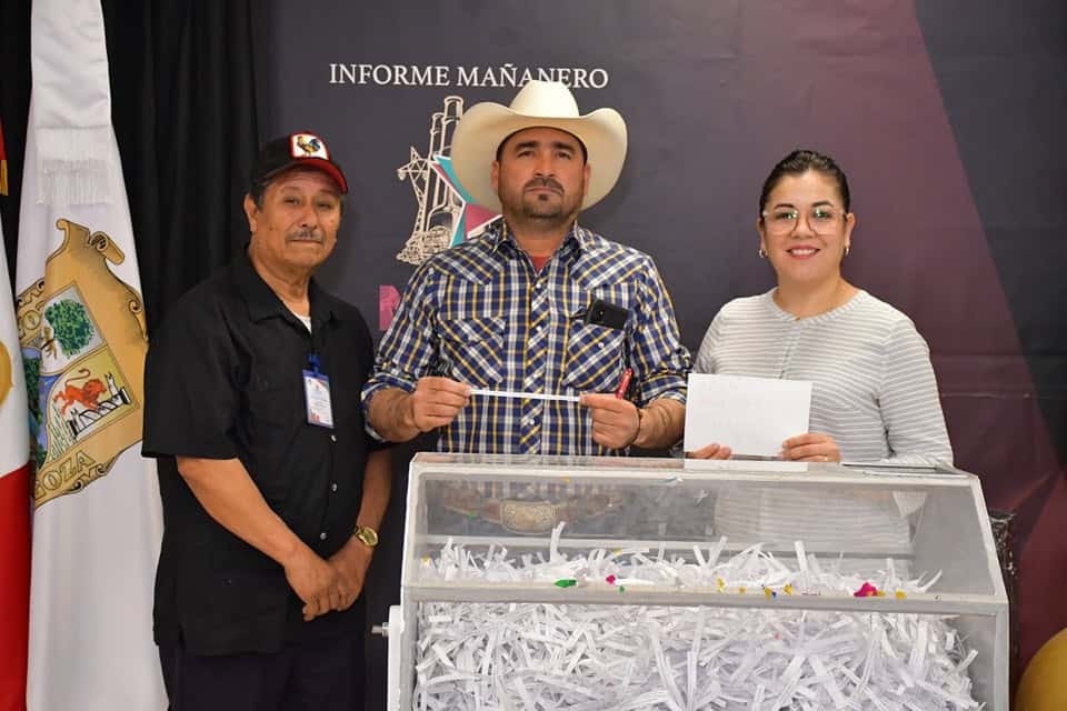 Premian a contribuyente cumplida en Nava