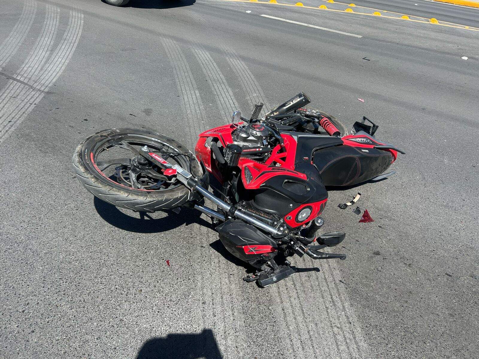 Accidente en Acuña deja a un joven motociclista herido