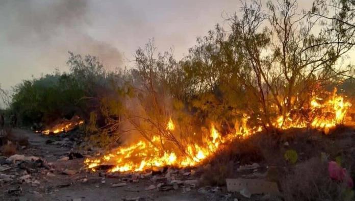 Controlan incendio en tiradero clandestino de Allende