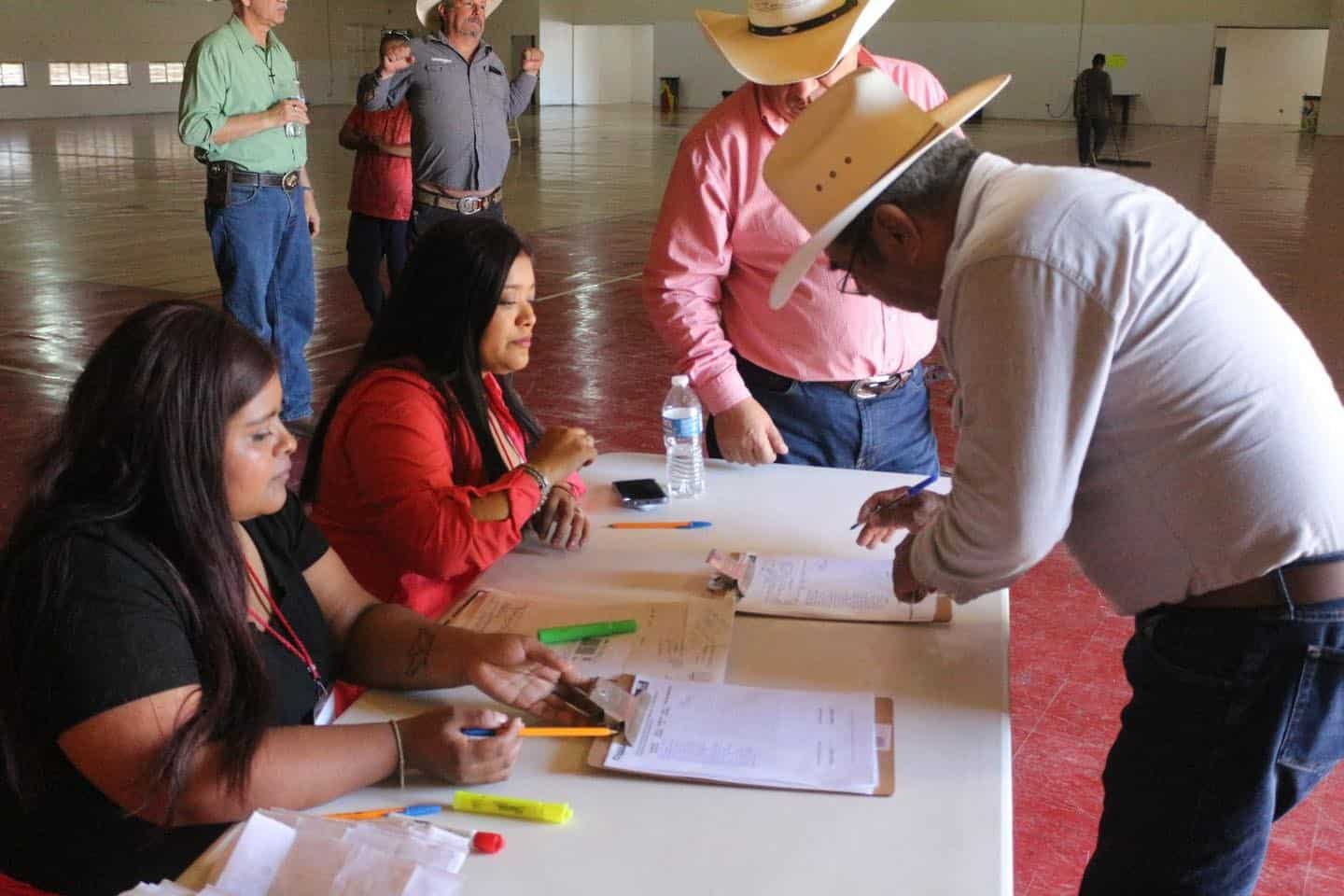 Entregan semilla de sorgo forrajero a productores de Allende