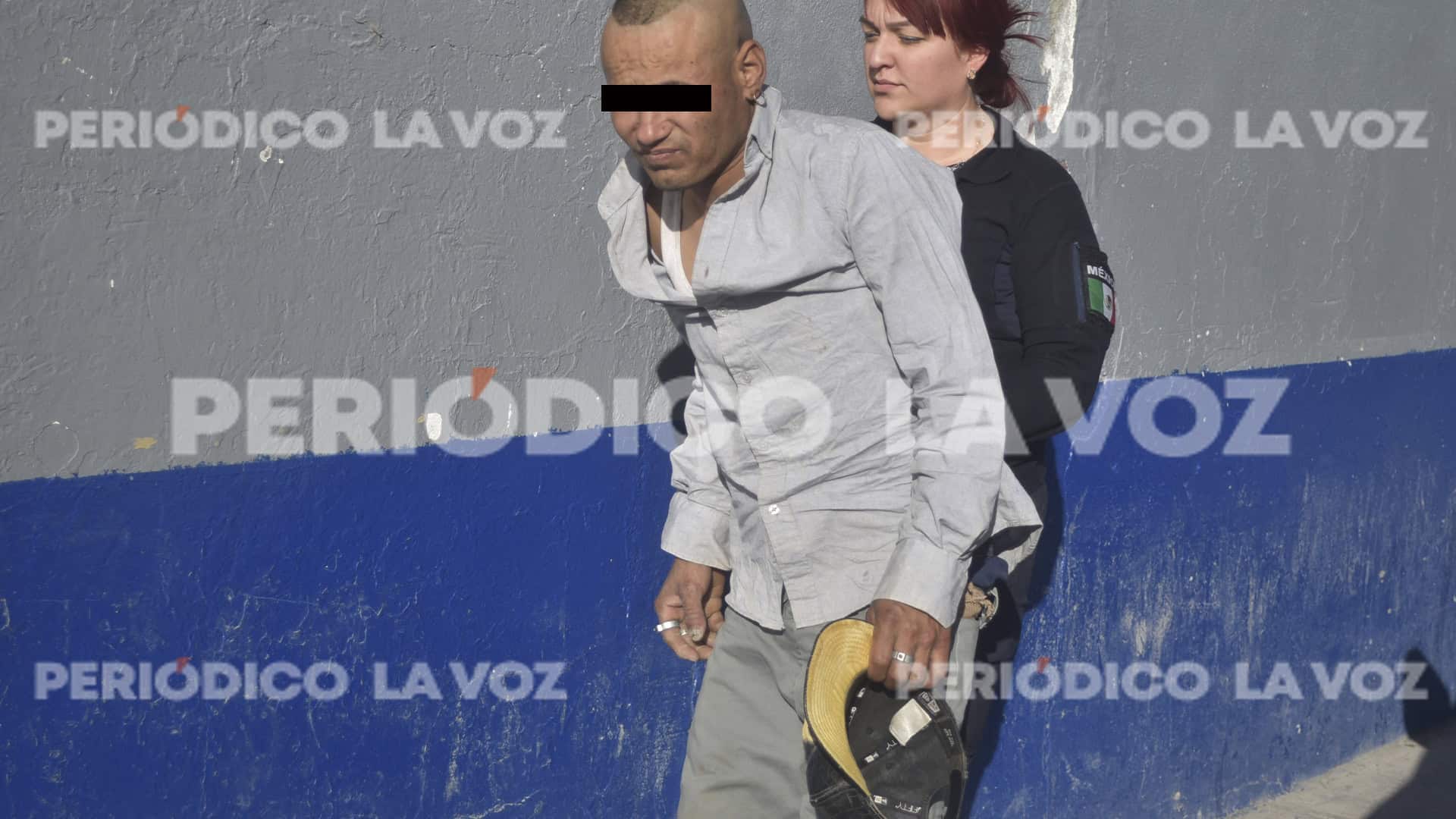 Alejandro se quedó dormido en la banqueta y terminó en las celdas de Seguridad Pública. 