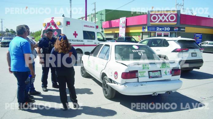 Choque con taxi deja 3 lesionadas Choque con taxi deja 3 lesionadas