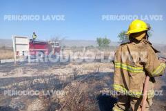 Sofocan incendio de maleza en la 57