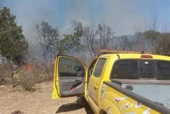 Combaten incendio forestal en serranía