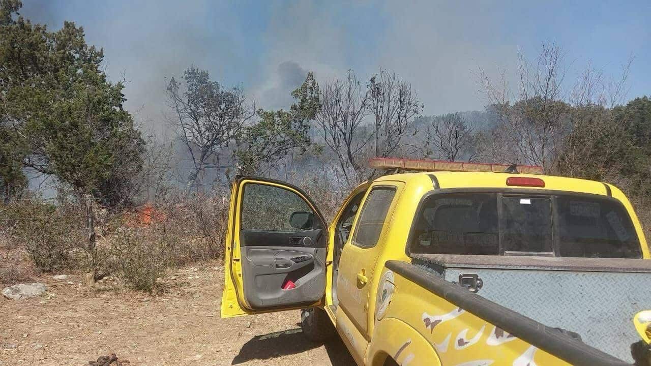 Combaten incendio forestal en serranía