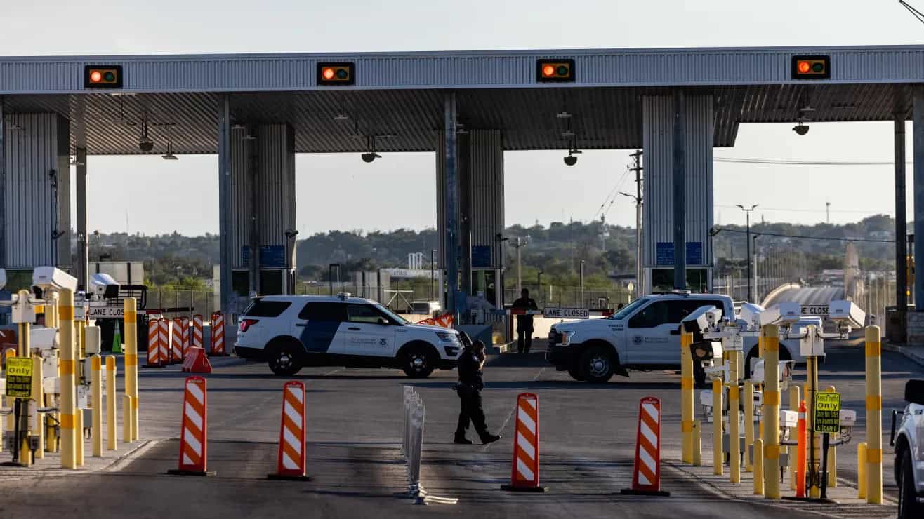 Incautan arsenal oculto en camioneta en el Puente Internacional de Del Río