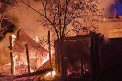 Incendio consume bodega y alcanza vivienda en Allende