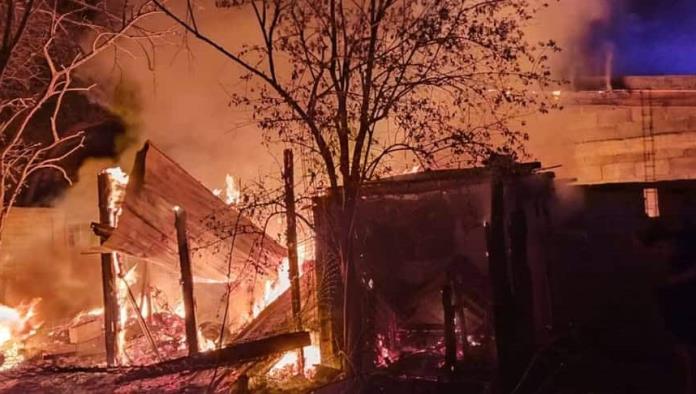 Incendio consume bodega y alcanza vivienda en Allende