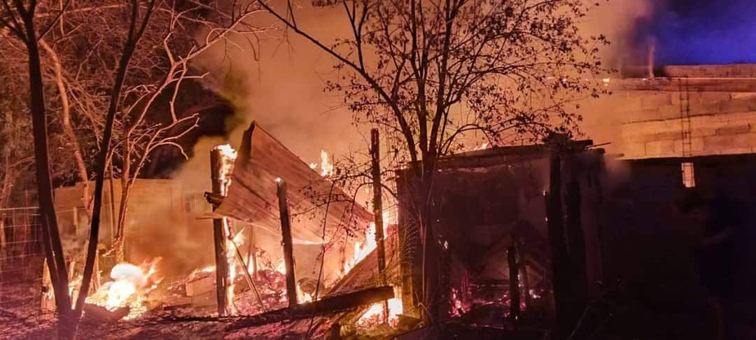 Incendio consume bodega y alcanza vivienda en Allende