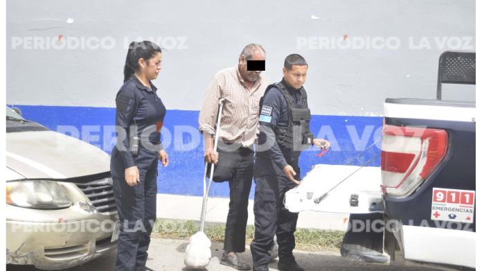 Cojo lujuriento manosea a mujer