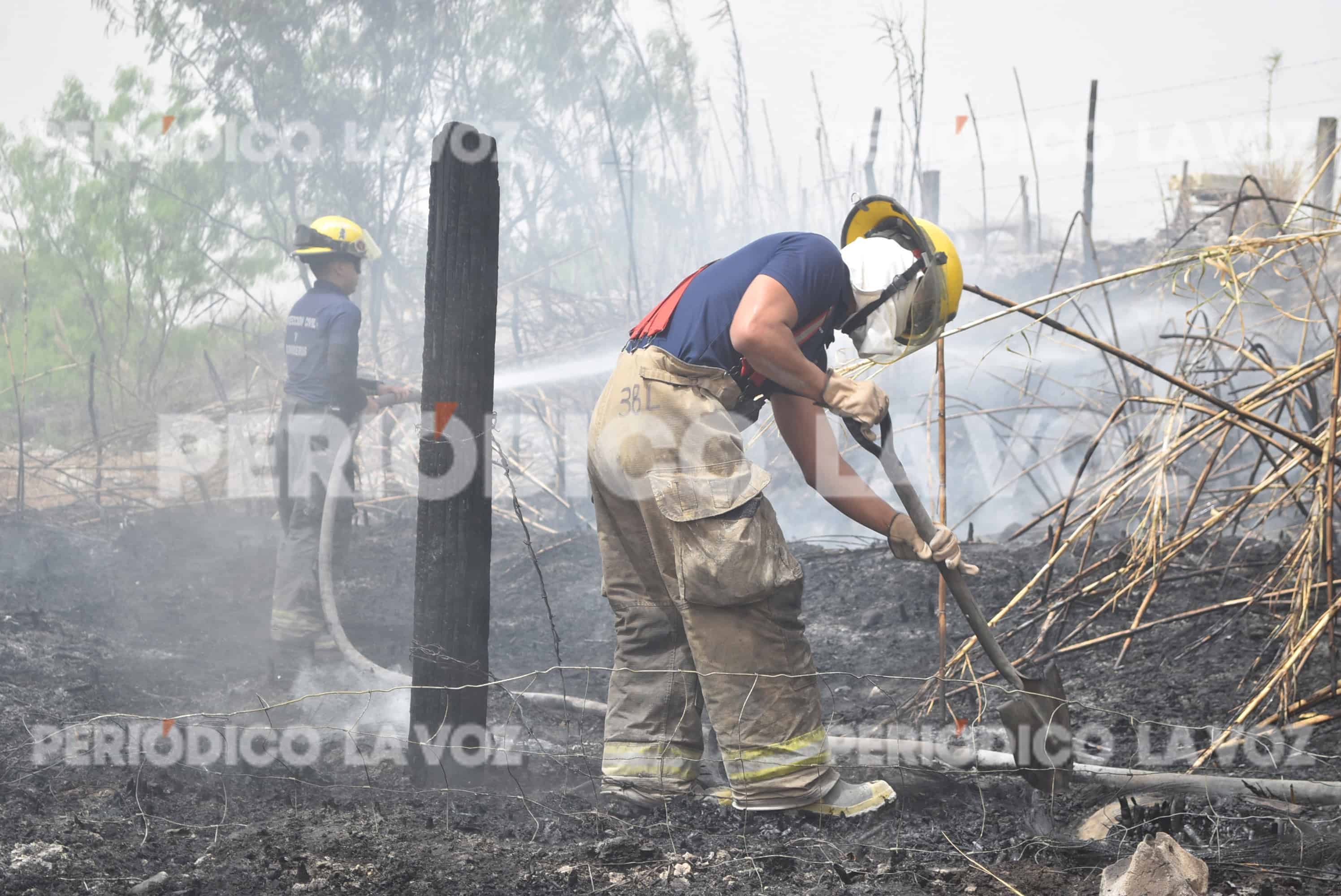 Por enésima ocasión, los Bomberos sofocaron el incendio en el río Monclova.
