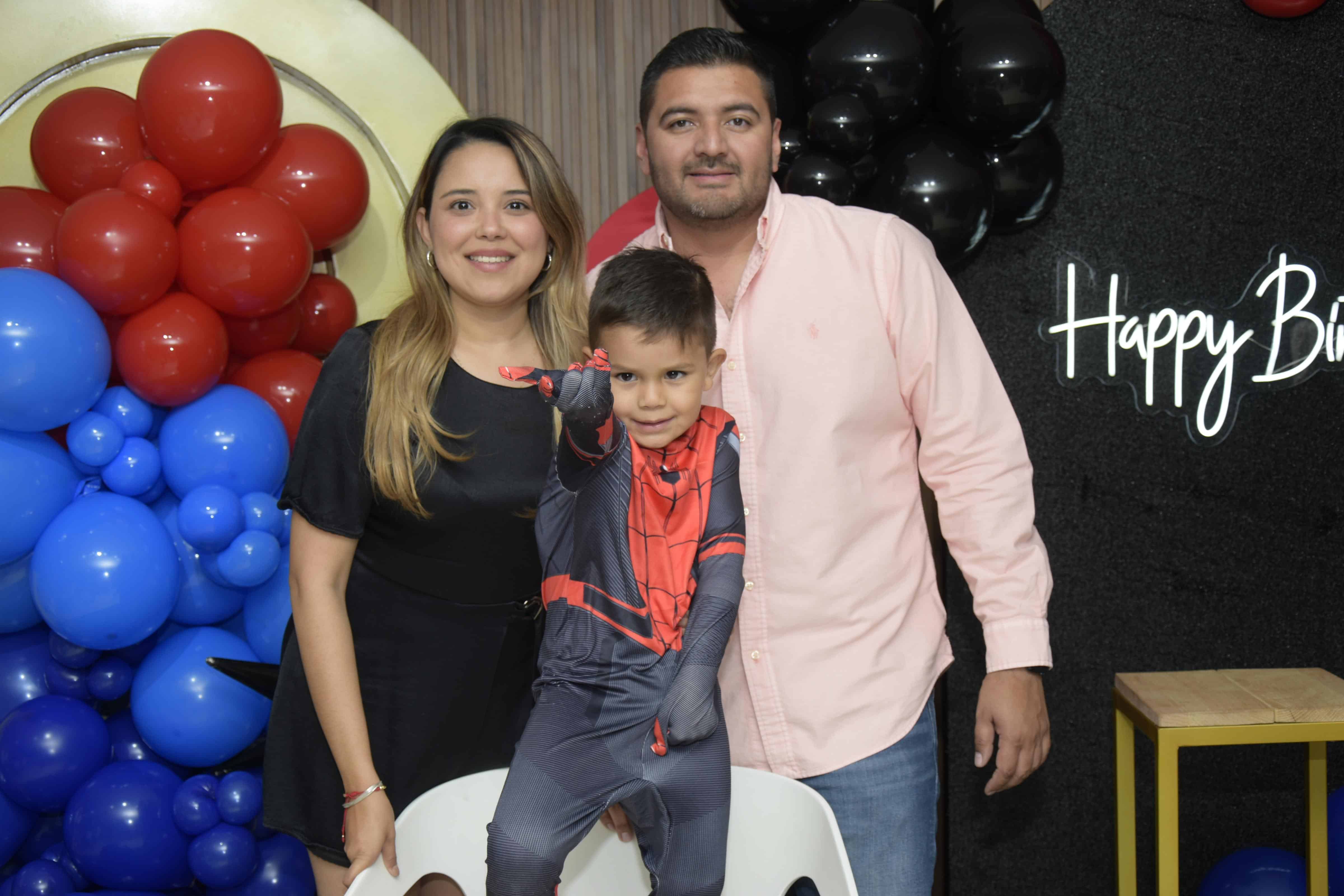 Acompañado de sus padres.