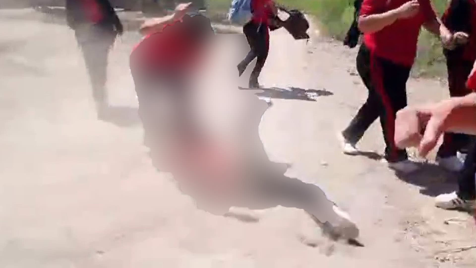 Las jovencitas intercambiaron golpes a la salid de clases en el Ejido La Cruz.