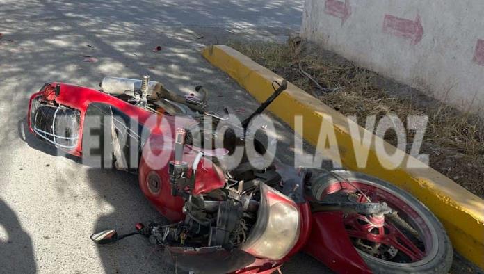 Embiste con camión a joven en motocicleta