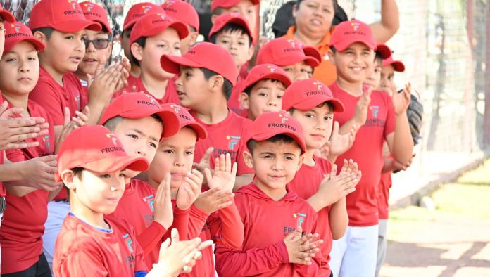 Inaugura Sari Pérez academia de beisbol