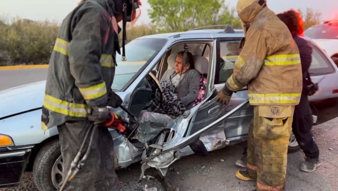 Mujer queda atrapada tras encontronazo en el Bulevar Centenario