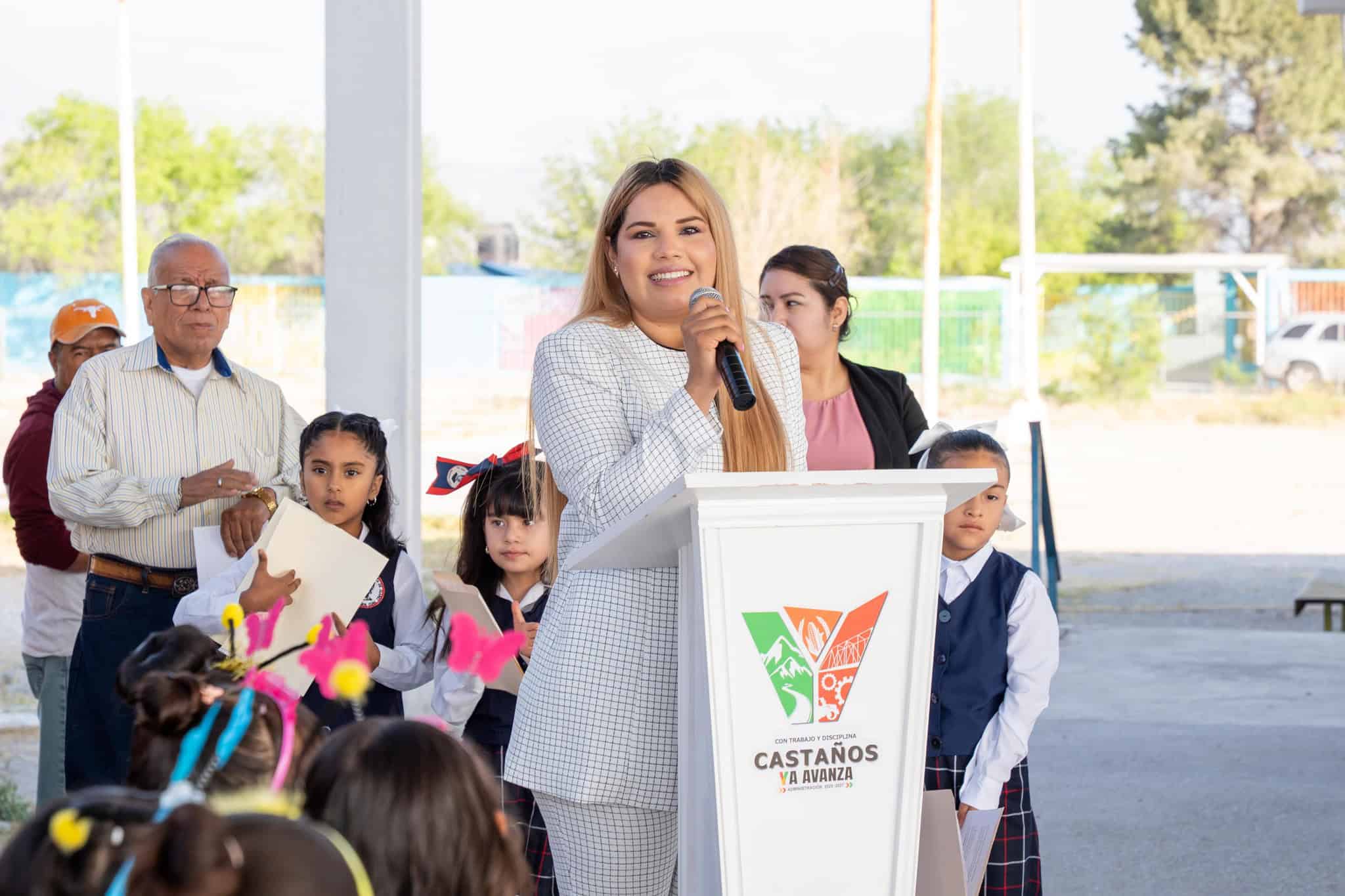 La Alcaldesa Yesica Sifuentes acudió la mañana de este lunes a la Primaria Margarita Maza de Juárez.