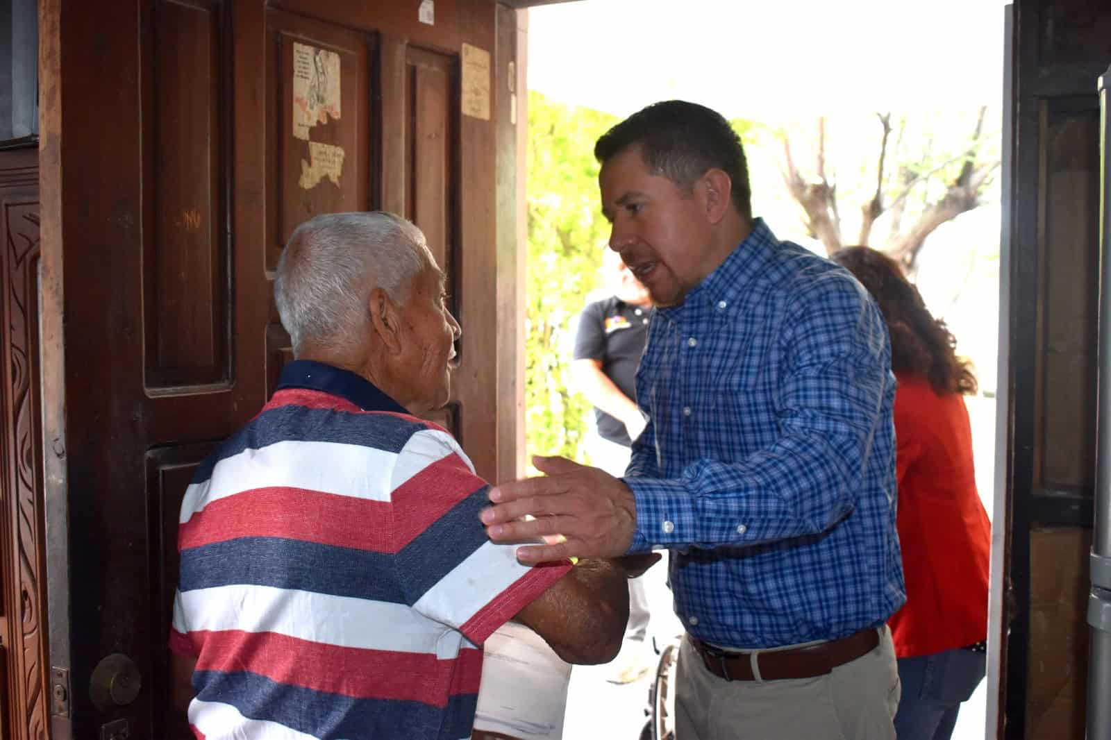El Alcalde Hugo Lozano recorrió San Buenaventura para entregar a beneficiarios del programa AMA –Adultos Mayores en Abandono- los programas alimentarios.