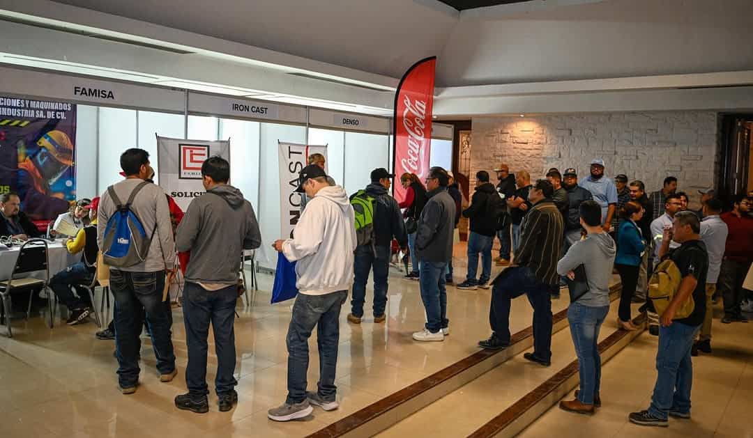 Contratan a 350 en feria del empleo
